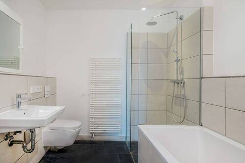 Bad mit Dusche und Wanne - 
