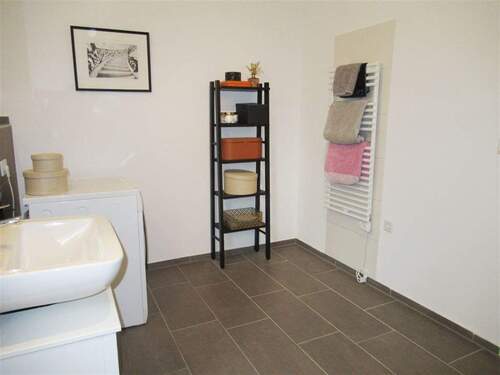 Bad mit Fenster / Top Sanitär - 