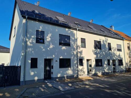 Vorderansicht Eingangsbereich - 5 Zimmer Reihenmittelhaus in Krostitz