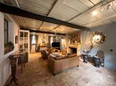 Salon mit historischem Kamin - 8 Zimmer Einfamilienhaus in Walkertshofen