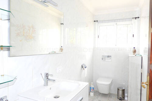 Geräumige Toilette mit Waschbecken - 