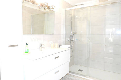 Badezimmer mit viel Platz unter der Dusche - 