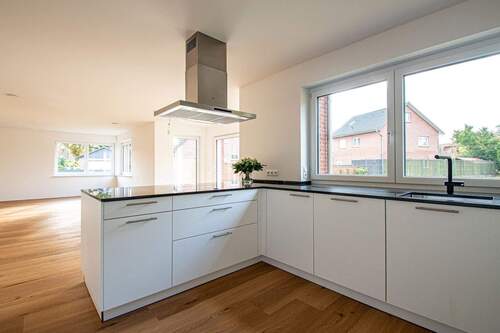 Blick ins Wohnzimmer EG - 6 Zimmer Einfamilienhaus zum Kaufen in Bardowick