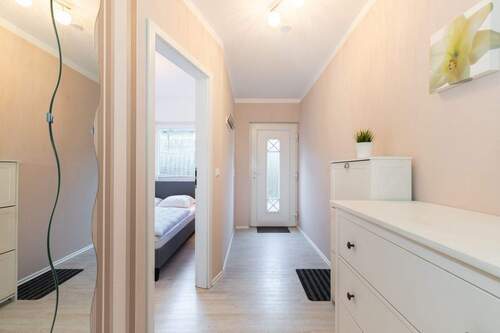 Der helle Eingangsbereich im Erdgeschoss - 