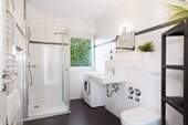 Das gepflegte Badezimmer mit Dusche und Waschmaschine - 