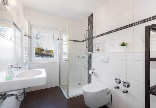 Das gepflegte Tageslicht-Badezimmer mit Dusche - 