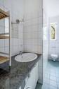 Tagesbelichtetes Bad mit Dusche - 