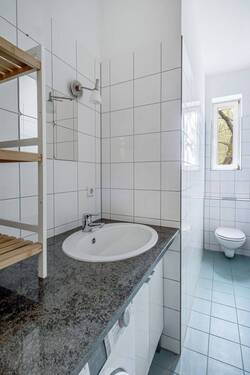 Tagesbelichtetes Bad mit Dusche - 