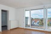 Wohnzimmer mit Terrasse - 2 Zimmer Etagenwohnung zum Kaufen in Berlin