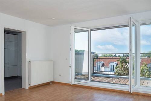 Wohnzimmer mit Terrasse - 2 Zimmer Etagenwohnung zum Kaufen in Berlin