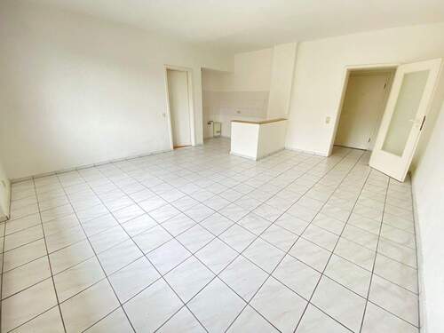 Wohnzimmer mit offener Küche - Frisch renovierte 2 Zimmerwohnung