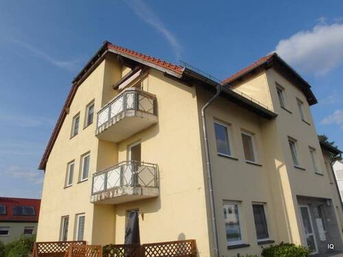 Ansicht im Sommer - Ab August 2026: Schöne 3-Zimmer-Wohnung mit Balkon, separater Küche und neuem Laminatboden