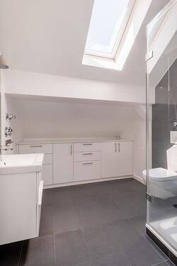 Tagesbelichtetes Bad mit Dusche - 