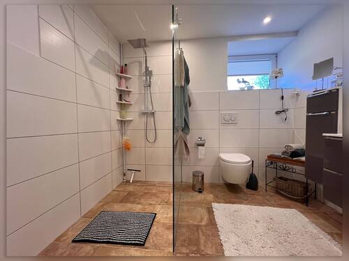 Badezimmer mit ebenerdiger Dusche - 