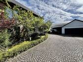 Hof mit Doppelgarage und Carport - 