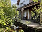 seitliche Terrasse mit Teich - 