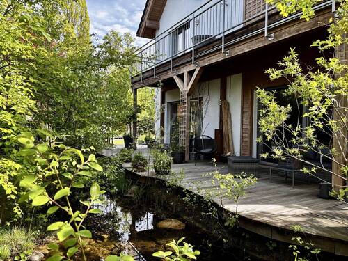 seitliche Terrasse mit Teich - 
