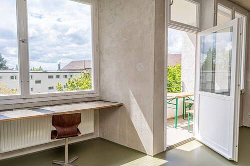 Wohnzimmer mit Balkonzugang - 2 Zimmer Etagenwohnung zum Kaufen in Berlin