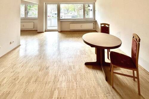 Wohnbereich mit Zugang Balkon - 