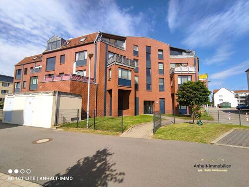 Hausansicht (2) - Lichtdurchflutete Dachgeschosswohnung mit Einbauküche