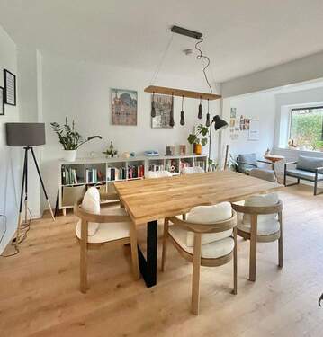 Wohnzimmer - 3-Zimmer-Wohnung mit Terrasse & Garten in Campe-Stade