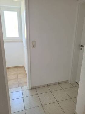 zum Nebenflur und Abstellraum - 