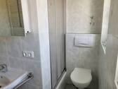 ... mit WC und Dusche - 