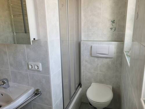 ... mit WC und Dusche - 