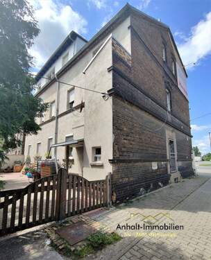 seitliche Hausansicht - Mehrfamilienhaus, Wohnhaus mit 294,00 m&sup2; in Bitterfeld zum Kaufen