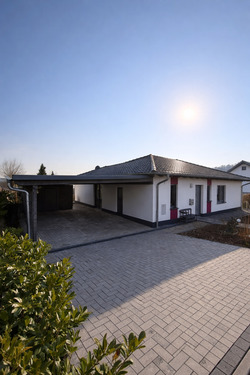 Außenansicht - Stilvoller Wohnkomfort auf einer Ebene - exklusiver Bungalow ideal für Paare