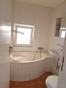 Bad - Charmante 1,5-Zimmer-Wohnung mit Wohnküche in Fürth - Hinterhaus, 2. OG