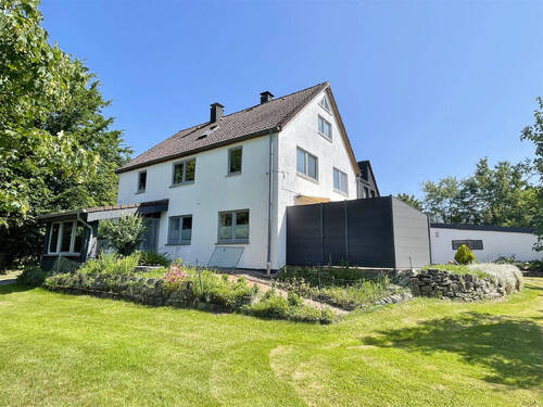 Gartenansicht - 9 Zimmer Einfamilienhaus zum Kaufen in Lage