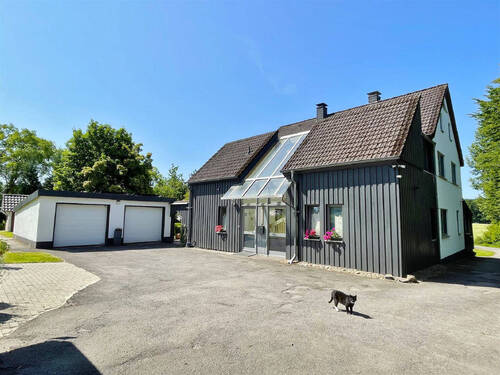 Hofansicht - 9 Zimmer Einfamilienhaus in Lage
