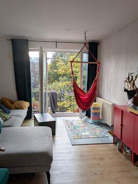 Wohnzimmer mit Flügeltüren - 3 Zimmer Etagenwohnung zum Kaufen in Hamburg