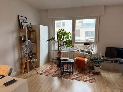 Wohn- Schlafzimmer - gepflegte 1 ZKBBalkon-Wohnung mit Einbauküche