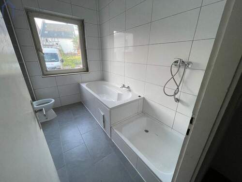 Badezimmer - Mehrfamilienhaus, Wohnhaus mit 640,00 m&sup2; in Fuldatal zum Kaufen