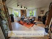 Wohnzimmer mit Kaminofen - 8 Zimmer Einfamilienhaus zum Kaufen in Langwedel