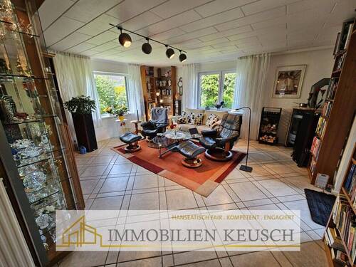 Wohnzimmer mit Kaminofen - 8 Zimmer Einfamilienhaus zum Kaufen in Langwedel