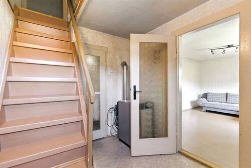 Flur und Treppe ins OG - 