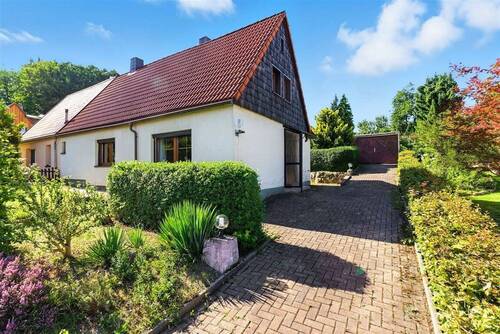 Hausansicht und Einfahrt - 
