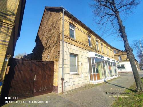 Hausansicht seitlich vorn - 8 Zimmer Mehrfamilienhaus, Wohnhaus in Wolfen