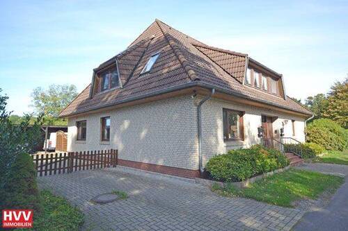 Straßenansicht - HVV Immobilien: Naturnahes Wohnen im schönen Bungalow - 3-Zimmer Obergeschosswohnung zu vermieten!