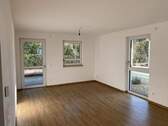 Wohn-/ Esszimmer mit Zugang Terrasse - 