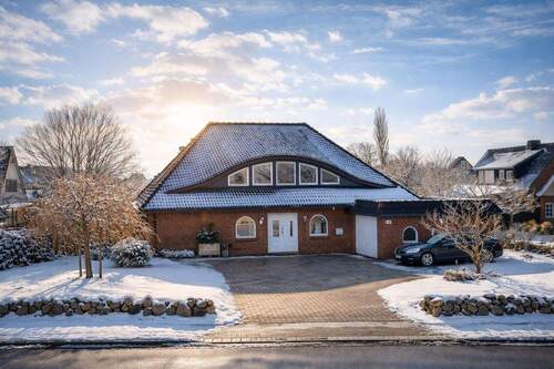 Haus von draußen im Winter - Exklusives Einfamilienhaus am Elbdeich, 244m² Wohnhaus PROVISIONSFREI