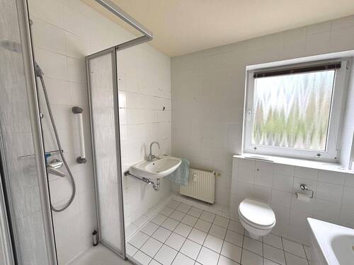 Tageslichtbad mit Dusche… - 