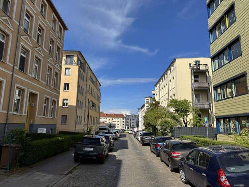 Herderstraße - Freigezogene und frisch renovierte 2-Zimmer-Wohnung mit Balkon und Außenstellplätzen