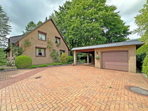Hausansicht mit Garage - Einfamilienhaus mit 191,00 m² in Norderstedt zum Kaufen