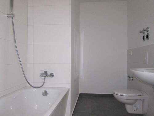 Wannenbadezimmer - Etagenwohnung mit 76,10 m&sup2; in Hoppegarten zur Miete