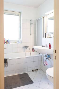 Wannenbad mit Fenster (2).jpg - 