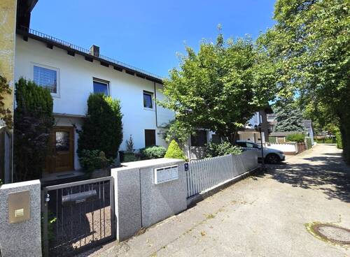 Hausansicht - Mehrfamilienhaus für 3 Parteien in ruhiger und zentraler Lage in Ottobrunn